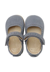 Zapatos Mary Jane de ante gris con punta redondeada, detalles perforados y una correa en la parte media del pie. Forro interior suave para mayor comodidad.