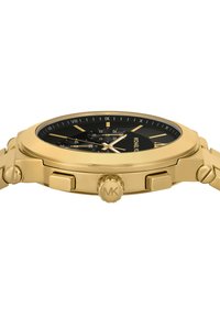 Orologio in metallo color oro con quadrante nero, numeri romani e funzionalità cronografo. Include una corona testurizzata e un bracciale a maglie.