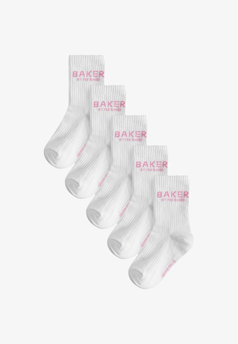 Chaussettes blanches côtelées avec le texte rose "BAKER". Cinq paires exposées, d'une longueur mi-mollet et d'une texture lisse, adaptées pour un usage quotidien.