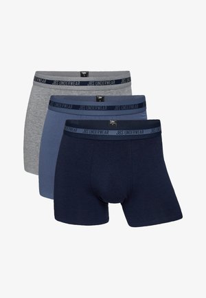 Tre par tætsiddende boxershorts i grå, blå og marine med mærkevare elastiske taljer. Blødt bomuldsstof med glatte syninger.