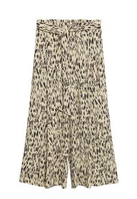 Culottes à jambes larges en tissu beige avec un imprimé animal abstrait noir, dotées d'une ceinture à nouer à la taille et d'une texture lisse.