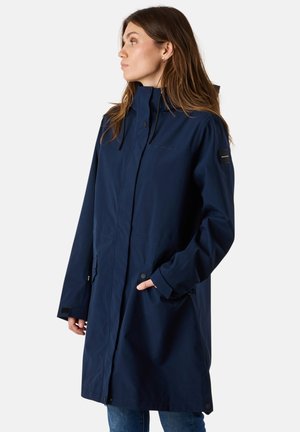 Marineblauwe waterdichte jas met hoge kraag, knoopsluiting aan de voorkant, zijzakken en lange mouwen. Bevat een subtiel logo op de borst.