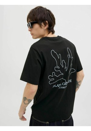 Sort bomulds t-shirt med en hvid koralgrafik på ryggen og brandtekst. T-shirten har en afslappet pasform med korte ærmer.