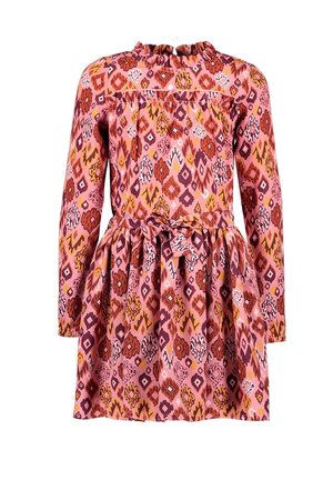 Robe rose à manches longues avec des motifs géométriques et floraux en rouge, jaune et blanc, avec un col à volants et une ceinture à nouer à la taille.