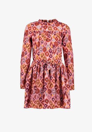 Robe rose à manches longues avec des motifs géométriques et floraux en rouge, jaune et blanc, avec un col à volants et une ceinture à nouer à la taille.