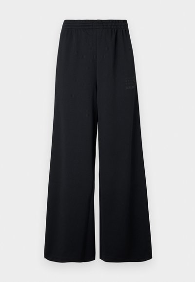 Juodos platesnės kelnės, pagamintos iš tekstūruoto tinklo audinio. Su elastinga juosmens juosta ir subtiliu logotipo spaudu šone.