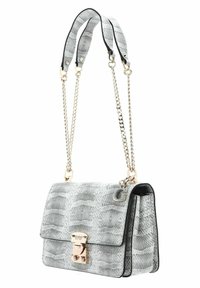 Sac à main en faux cuir gris avec un motif serpent, quincaillerie dorée, chaîne et bandoulière en tissu, et fermeture à cliquet à l'avant.