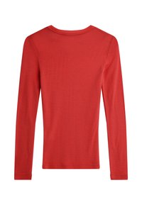 Rdeča majica z dolgimi rokavi, gladke teksture, okroglim ovratnikom in prilegajočo silhueto, brez vidnih vzorcev ali dodatkov.