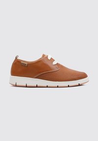 Baskets en cuir tan avec une surface texturée, lacets blancs et semelle blanche avec un accent brun clair. Détail du logo sur le côté inclus.