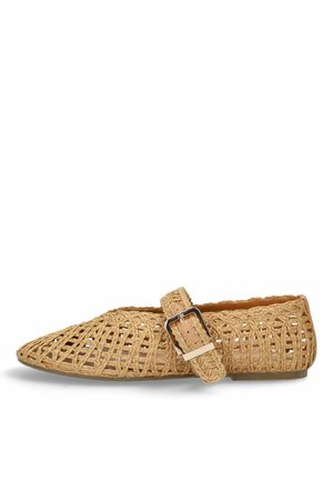 Platte beige geweven schoen met gesloten puntige neus en verstelbare band met zilveren gesp op witte achtergrond.