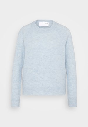 Pull bleu clair en matériau doux, avec un col rond, des manches longues et des poignets côtelés présentant un subtil motif texturé.