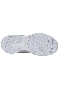 Urheilushoe'n ulkopohja, kumimateriaalia, pääasiassa valkoinen vaaleansinisillä yksityiskohdilla, jossa on urat ja kuvioita pidon parantamiseksi.