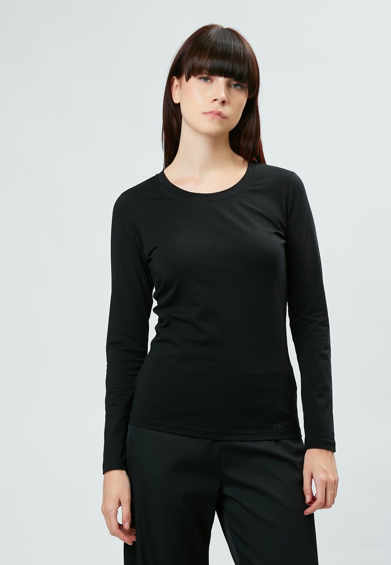 T-shirt a maniche lunghe nera con un design aderente, realizzato in tessuto morbido. Presenta un collo rotondo e un logo discreto vicino all'orlo.