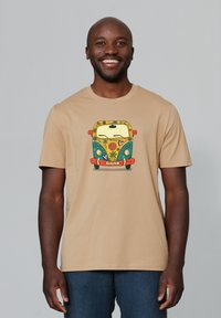 Beige Baumwoll-T-Shirt mit einem bunten Frontdruck eines Vintage-Vans, umgeben von Blumen und Friedenssymbolen. Kurze Ärmel, runder Ausschnitt.
