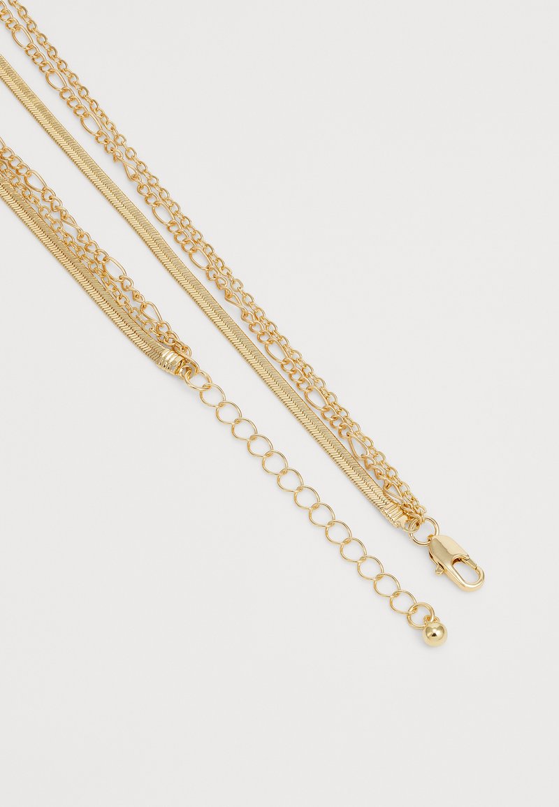 Goldplattierte Kettenhalskette mit feinen Gliedern, gemischten Kettenstilen und einem Karabinerverschluss mit einem kleinen Perlendetail.