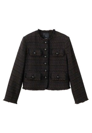 Brązowa marynarka z tweedu o pudełkowym kroju, z teksturowaną tkaniną, postrzępionymi krawędziami i sześcioma czarnymi guzikami z przodu. Zawiera dwie kieszenie na piersi.