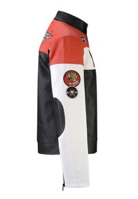 Giacca da moto in pelle con pannelli rossi, bianchi e neri. Decorata con toppe ricamate di tigri e teschi. Maniche con cerniera.