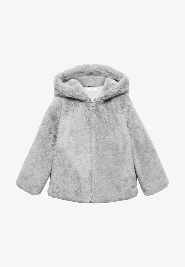 Veste en fausse fourrure grise avec capuche, fermeture éclair et manches larges. Texture douce et coupe droite. Sans ornement supplémentaire.