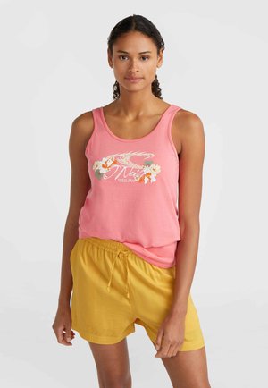 Débardeur rose avec graphiques floraux et texte, associé à un short jaune à cordon. Matériau en coton lisse, design décontracté, style sans manches.