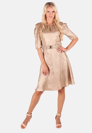 Metallic goldenes Kleid mit kurzen Puffärmeln, einer gerafften Taille und einem subtilen Glanz. Es hat einen Ausschnitt mit Schlitz und eine A-Linien-Silhouette.