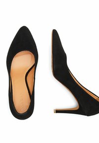 Černé nubukové lodičky na vysokém podpatku s špičatou špičkou, výřezovými stranami a tenkým jehlovým podpatkem s béžovým vnitřním lemováním.