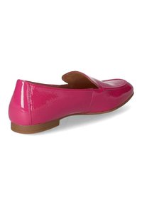 Hladké lakované loafers v horké růžové barvě s nízkým hnědým podpatkem, vyznačující se hladkým povrchem a zaobleným designem špičky.