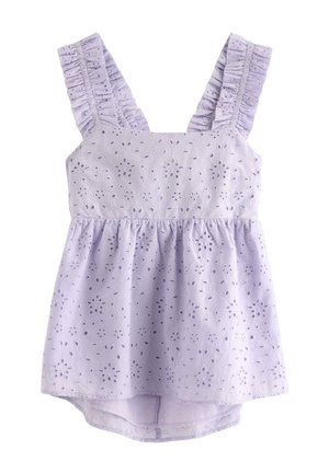 Lyserød ærmeløs babyheldragt med flæser på stropperne og hulmønster med blomsterbroderi over hele stoffet.