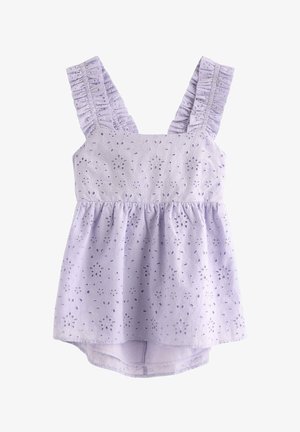 Fioletowy bezrękawnik dla niemowląt z falbankami na ramiączkach i haftem z kwiatowym wzorem na całej tkaninie.