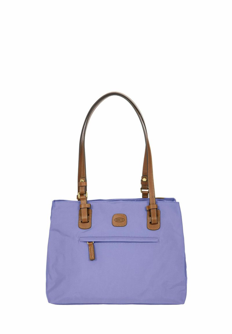 Borsa a tote in nylon viola con manici in pelle marrone, dotata di una tasca frontale con zip e di una patch con logo. Design piatto con dettagli testurizzati minimi.