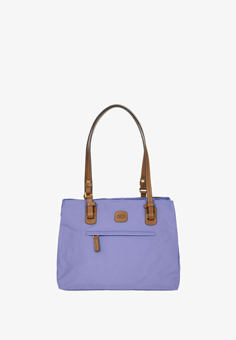 Borsa a tote in nylon viola con manici in pelle marrone, dotata di una tasca frontale con zip e di una patch con logo. Design piatto con dettagli testurizzati minimi.