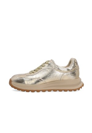 Metallic gouden lage sneaker met gestructureerde beige zool en bijpassende gouden veters, zijaanzicht tegen een witte achtergrond.