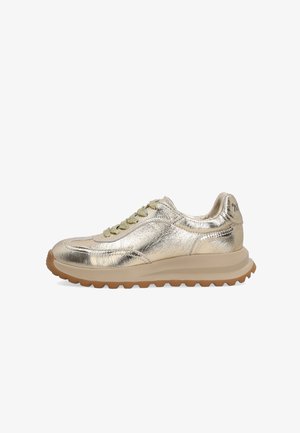 Metaliczny złoty niski sneaker z teksturowaną beżową podeszwą i pasującymi złotymi sznurowadłami, widoczny z boku na białym tle.