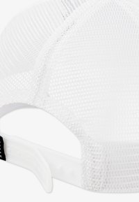 Cappellino trucker bianco in rete con cinturino regolabile in plastica e visiera liscia e piatta. Motivo di ventilazione evidente su tutta la superficie.
