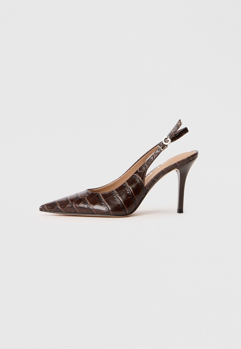 Brązowe, skórzane buty na obcasie typu slingback z wytłoczeniem w kształcie krokodyla, z wąskim noskiem, otwartymi bokami i cienkim, wysokim obcasem. Zaprojektowane z regulacją na klamrę.