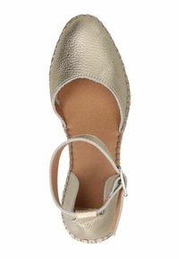 Gouden leren espadrille met een afgeronde neus, enkelbandje en gestikte zool. Zachte binnenvoering en gestructureerd bovenmateriaal.
