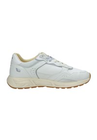 Zapatilla deportiva blanca y beige con parte superior de malla y cuero, cierre de cordones y suela de goma texturizada, vista desde el lado exterior.