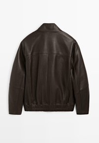 Giacca di pelle marrone con una texture liscia, colletto, vita elasticizzata e design minimalista con sottili dettagli di cucitura.