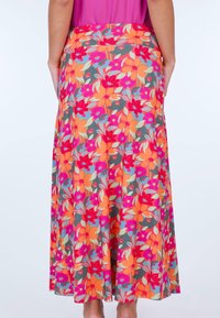 Der florale Maxirock weist ein mehrfarbiges Muster mit orangefarbenen und rosa Blumen auf einem grauen Hintergrund auf, besteht aus leichtem Stoff und hat eine Knöchellänge.