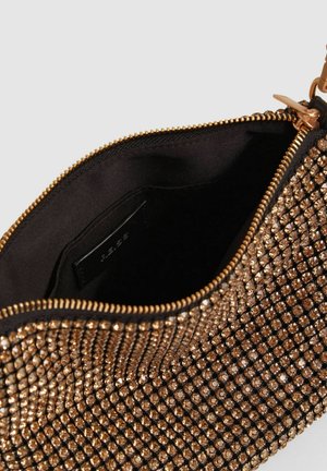 Kozmetična torbica z notranjostjo iz črne tkanine, zunanjost pokrita z zlatimi kamni, zadrgo in ravno pravokotno obliko.