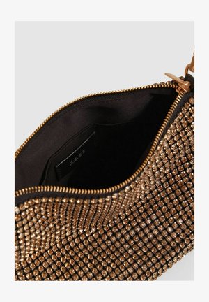 Fekete szövet belsejű clutchtáska, arany színű strasszokkal borított külső, cipzáras záródás, lapos, téglalap alakú design.