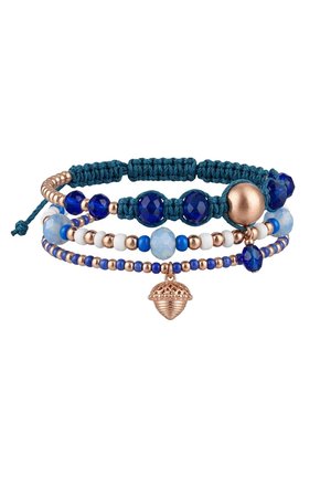 Bracelet à trois couches avec perles bleues et blanches, cordon tressé bleu marine, accents en or rose et un charm gland en or rose.