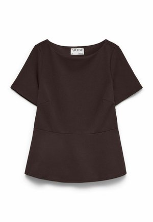 Top de manga corta de color marrón oscuro con escote redondo y detalle sutil de peplum, etiquetado como "AWARE" en el interior del cuello.