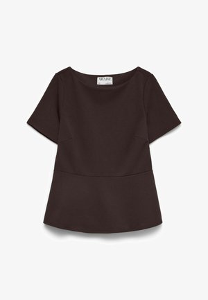 Top de manga corta de color marrón oscuro con escote redondo y detalle sutil de peplum, etiquetado como "AWARE" en el interior del cuello.