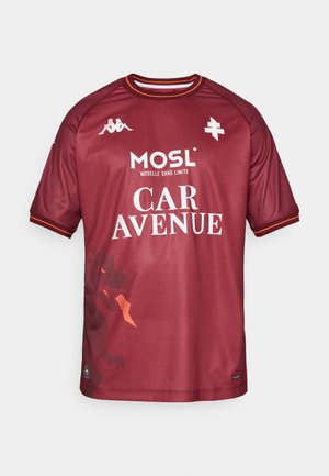 Maillot de sport bordeaux à manches courtes, col rouge et blanc, logos sur le devant en blanc, tissu texturé et éléments de design graphique subtils.