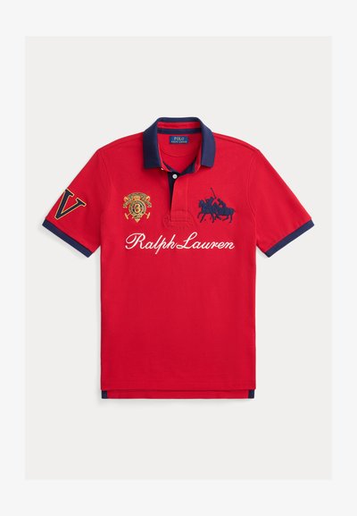 Κόκκινο βαμβακερό πόλο μπλουζάκι με ναυτικό γιακά, κεντημένα λογότυπα και λεπτομέρειες, με κοντά μανίκια και πατιλέτα με τρία κουμπιά.