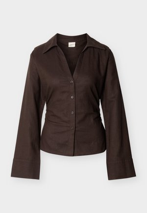 Tumepruuni pika varrukaga nööbitav triiksärk laia krae ja peenelt istuva vöökohaga, valgel taustal.