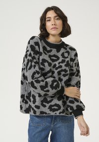 Maglione in stampa leopardata grigio e nero, con collo rotondo, maniche lunghe con polsini neri e un tessuto morbido e texturizzato.