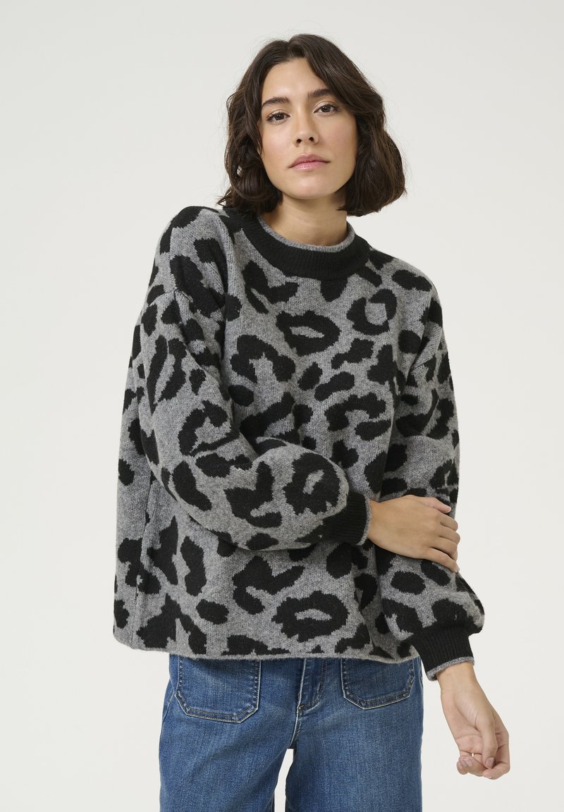 Leopardmönstrad tröja i grått och svart, med rund halsringning, lång ärm med svarta muddar och ett mjukt, texturerat tyg.