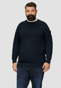 Marineblaues Strick-Sweatshirt mit strukturiertem Muster, runder Ausschnitt und geripptem Saum. Verfügt über eine Seitentasche am linken Ärmel für zusätzliche Details.