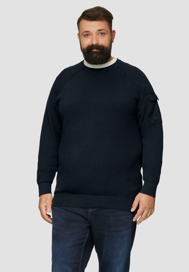 Marineblaues Strick-Sweatshirt mit strukturiertem Muster, runder Ausschnitt und geripptem Saum. Verfügt über eine Seitentasche am linken Ärmel für zusätzliche Details.